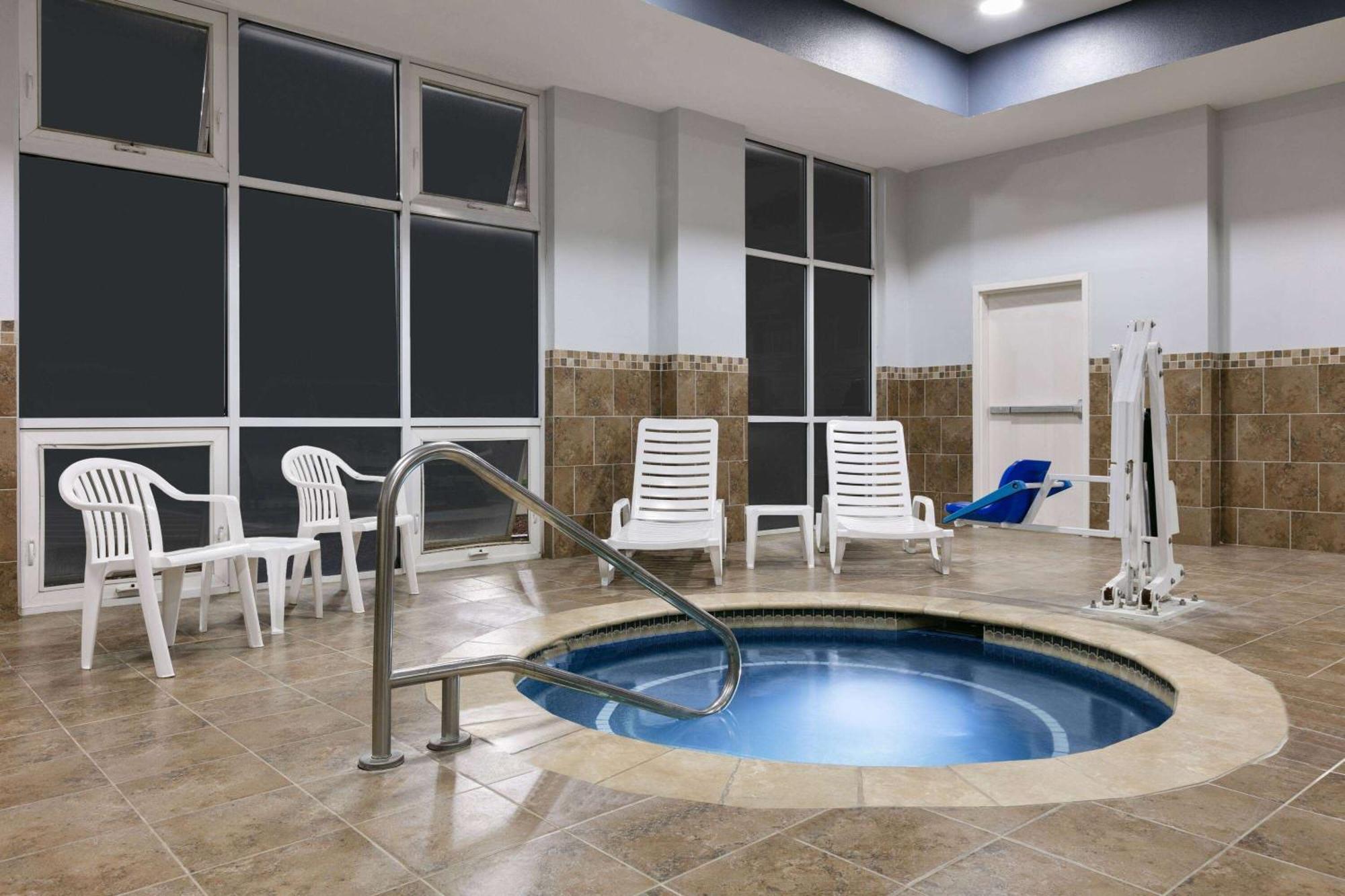 La Quinta Inn & Suites By Wyndham Ft Worth-Burleson Zewnętrze zdjęcie